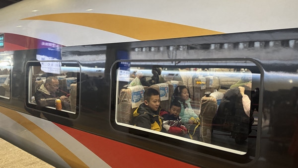 旅客乘坐高鐵列車。中國鐵路北京局供圖