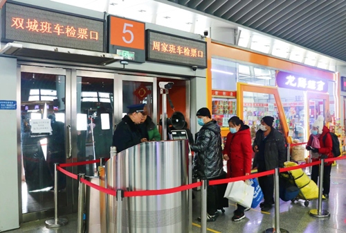 哈西公路客運(yùn)站內(nèi)旅客檢票排隊(duì)上車。黑龍江省交通運(yùn)輸廳供圖