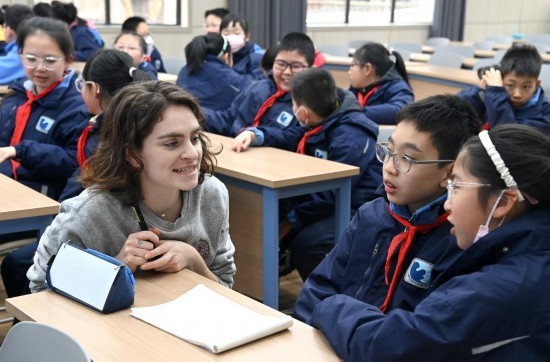  2023年12月18日，在西安新城區(qū)后宰門小學(xué)進(jìn)行的中法校園文化周法語語言沙龍上，西安法語聯(lián)盟的老師與學(xué)生進(jìn)行互動(dòng)。新華社記者 劉瀟 攝