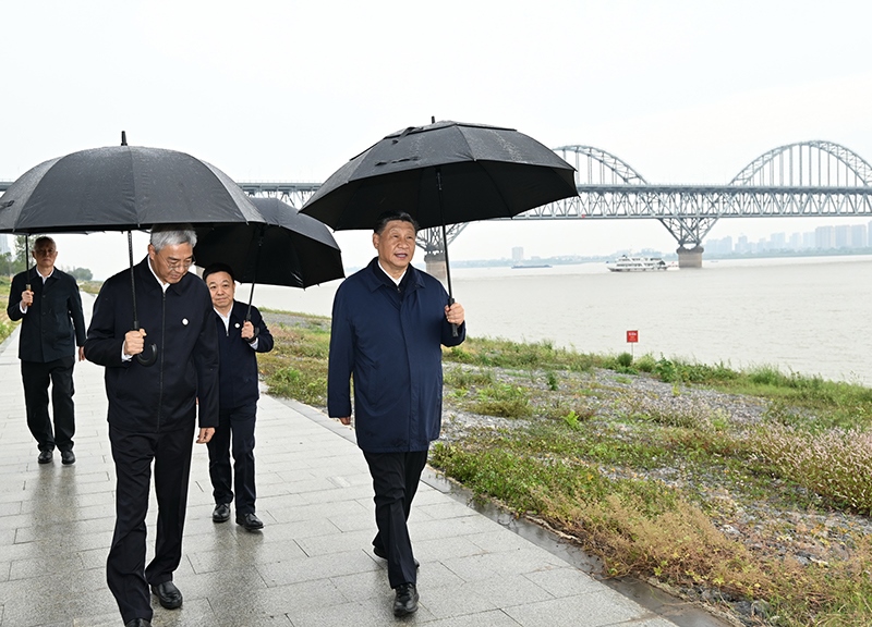 2023年10月10日，習(xí)近平總書記在江西省九江市長(zhǎng)江國(guó)家文化公園九江城區(qū)段考察時(shí)，冒雨沿江堤步行察看沿岸風(fēng)貌。