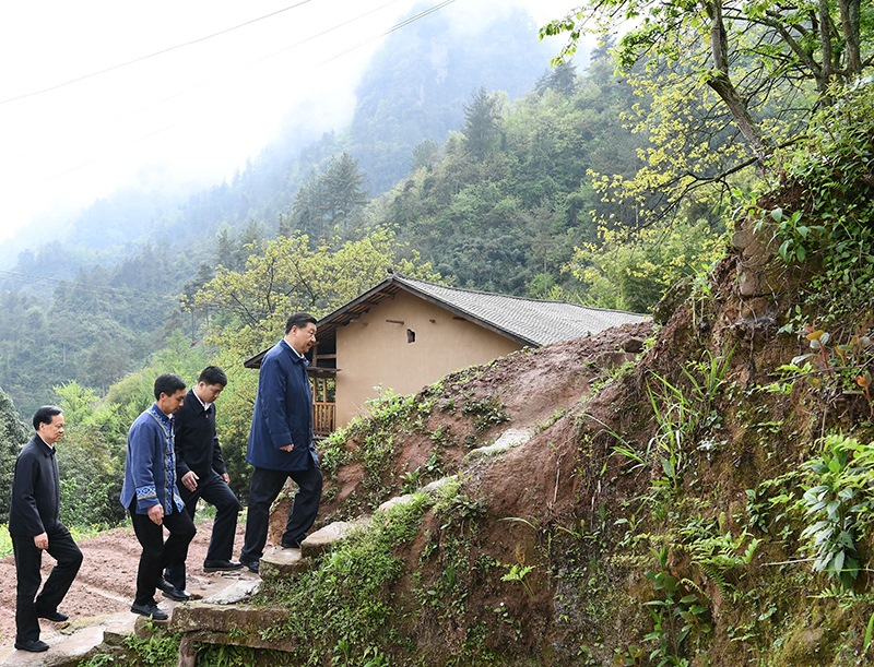 2019年4月15日，在重慶石柱土家族自治縣中益鄉(xiāng)華溪村，習(xí)近平總書記踏著濕滑的石階登上陡坡，前往貧困戶譚登周家看望。