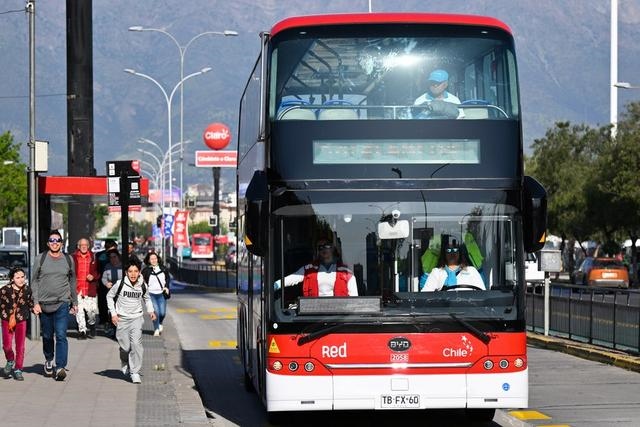 2023年10月31日，一輛由中國制造的新能源公交車行駛在智利首都圣地亞哥的主城區(qū)。新華社記者 辛悅衛(wèi)攝