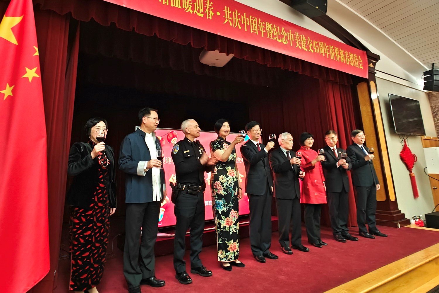 僑胞代表與駐舊金山總領(lǐng)館官員合影。主辦方供圖