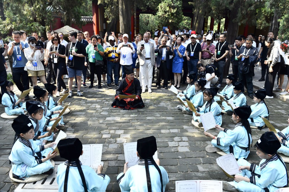 2023年6月27日，在曲阜孔廟，嘉賓和游客在聆聽孩子們誦讀《論語》。