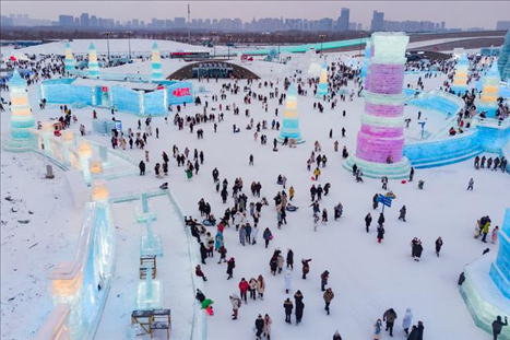 游客在哈爾濱冰雪大世界園區(qū)內(nèi)游玩（無(wú)人機(jī)照片，2024年1月4日攝）。新華社記者 謝劍飛 攝