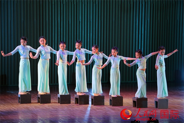 古典舞《碇步橋》。人民網(wǎng) 許可攝