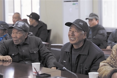  圖③：農民工臉上洋溢著笑容。