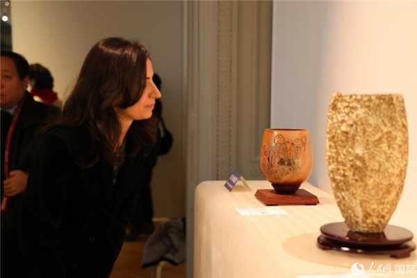嘉賓和公眾參觀“絲路瓷行”——中國景德鎮(zhèn)陶瓷文化特展。人民網(wǎng)記者 尚凱元攝