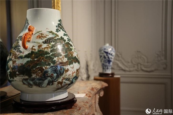 嘉賓和公眾參觀“絲路瓷行”——中國景德鎮(zhèn)陶瓷文化特展。人民網(wǎng)記者 尚凱元攝
