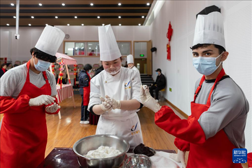 1月28日，在復(fù)旦大學(xué)第二附屬學(xué)校，美國(guó)馬斯卡廷中學(xué)學(xué)生展示自己制作的湯圓。 新華社記者 王翔 攝