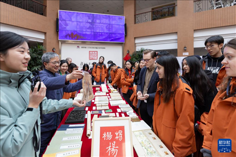 1月29日，在復(fù)旦大學(xué)，美國(guó)馬斯卡廷中學(xué)學(xué)生了解中國(guó)古籍裝幀與修復(fù)技術(shù)。 新華社記者 王翔 攝