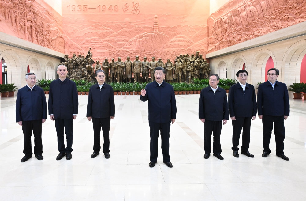 2022年10月27日，習(xí)近平在延安革命紀(jì)念館參觀《偉大歷程——中共中央在延安十三年歷史陳列》結(jié)束時(shí)發(fā)表重要講話。新華社記者 燕雁 攝