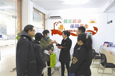  圖③：調(diào)解后，法官現(xiàn)場向當(dāng)事人做釋法析理工作。