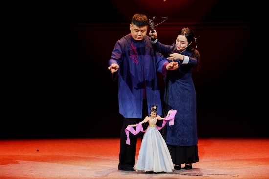 “何以中國(guó)·向海泉州”網(wǎng)絡(luò)主題活動(dòng)現(xiàn)場(chǎng)，蔡思雅和搭檔表演提線木偶戲。