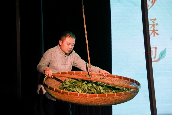 “何以中國(guó)·向海泉州”網(wǎng)絡(luò)主題活動(dòng)現(xiàn)場(chǎng)，魏嘉宏表演搖青。