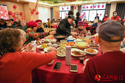 老人們享用公益年夜飯。人民網(wǎng)記者 葉賓得攝