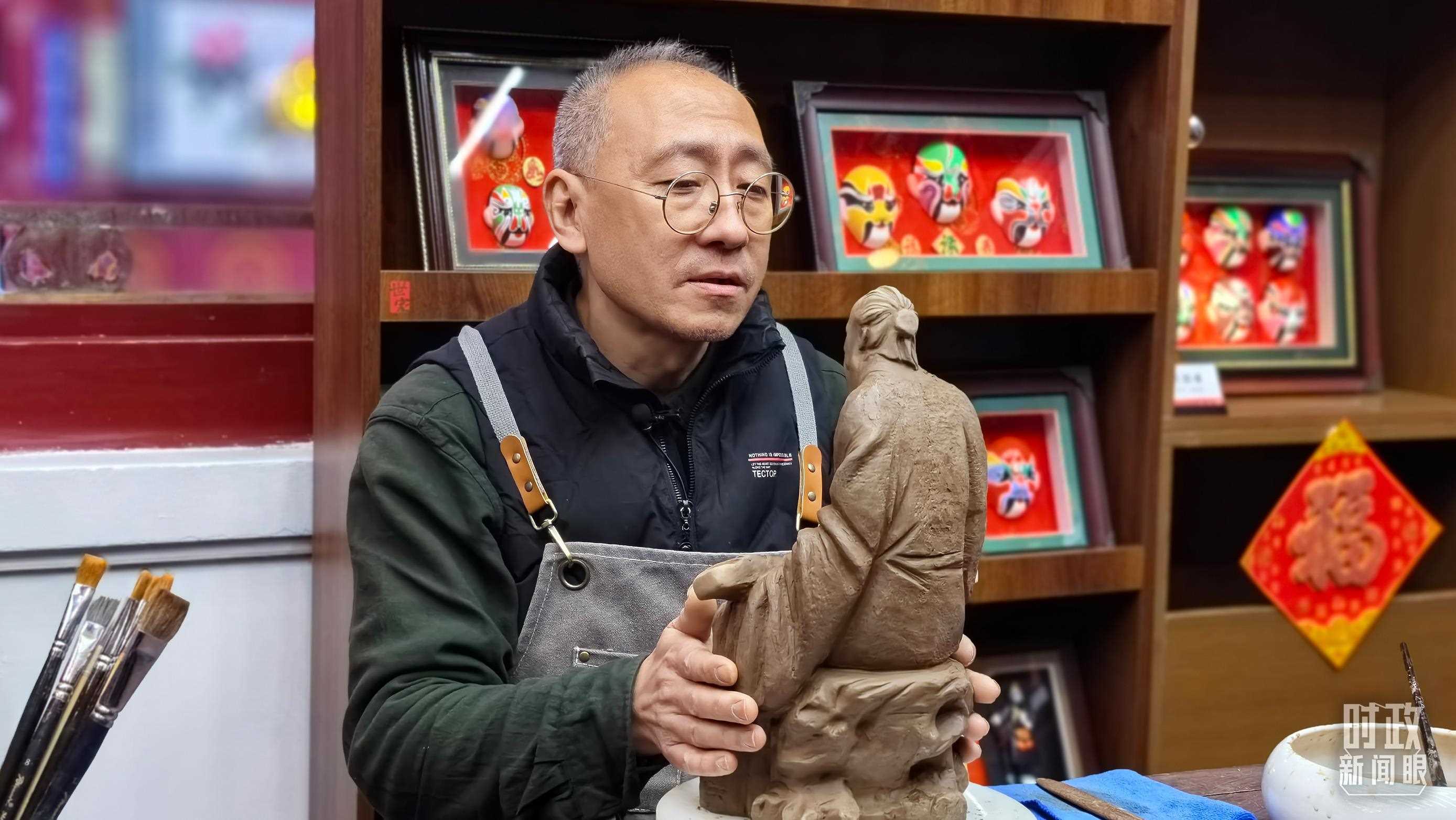 △“泥人張”的匠人正在雕塑。（總臺(tái)央視記者潘毅拍攝）