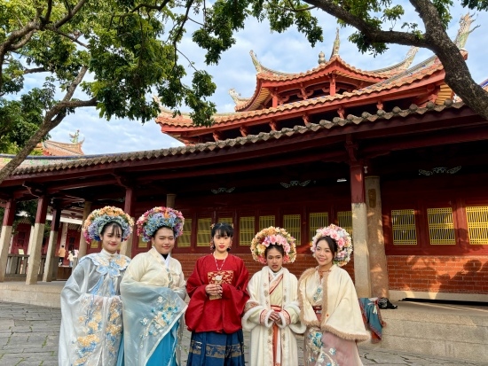 泰國留學生頭戴蟳埔簪花圍在開元寺留影。人民網(wǎng)記者 金慧慧攝