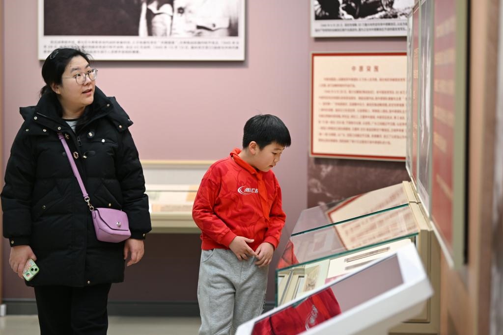 2024年1月28日，家長帶著孩子在平津戰(zhàn)役紀念館內參觀。