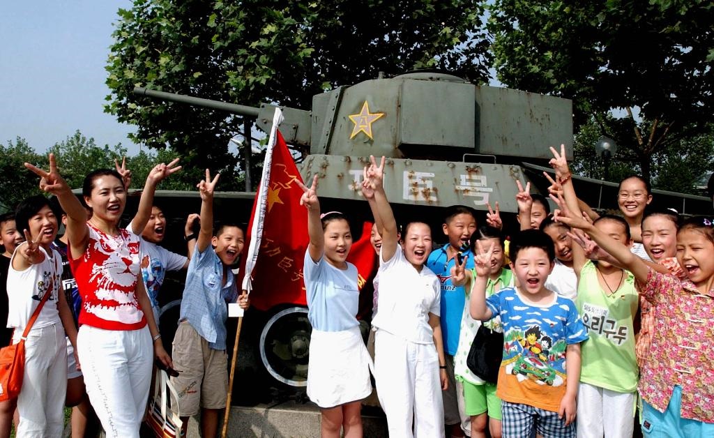 2003年7月31日，天津市紅橋區(qū)躍進里小學少先隊員來到平津戰(zhàn)役紀念館“功臣號坦克”前，開展以“揚軍威做革命接班人”為主題的隊日活動。“八一”建軍節(jié)前夕，天津市在少先隊員中廣泛開展“仰望革命英烈頌我軍威”等紀念活動。