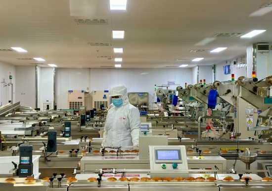 盼盼5G智慧工廠生產(chǎn)線正在進行產(chǎn)品質(zhì)檢。人民網(wǎng)記者 金慧慧攝