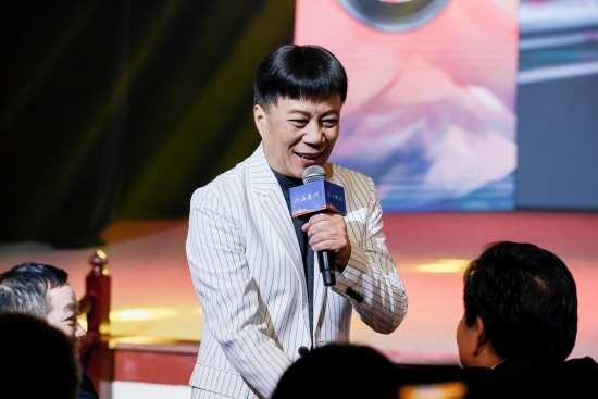 “何以中國·向海泉州”網(wǎng)絡(luò)主題活動現(xiàn)場，陳百潭演出時(shí)與觀眾互動。泉州廣播電視臺供圖