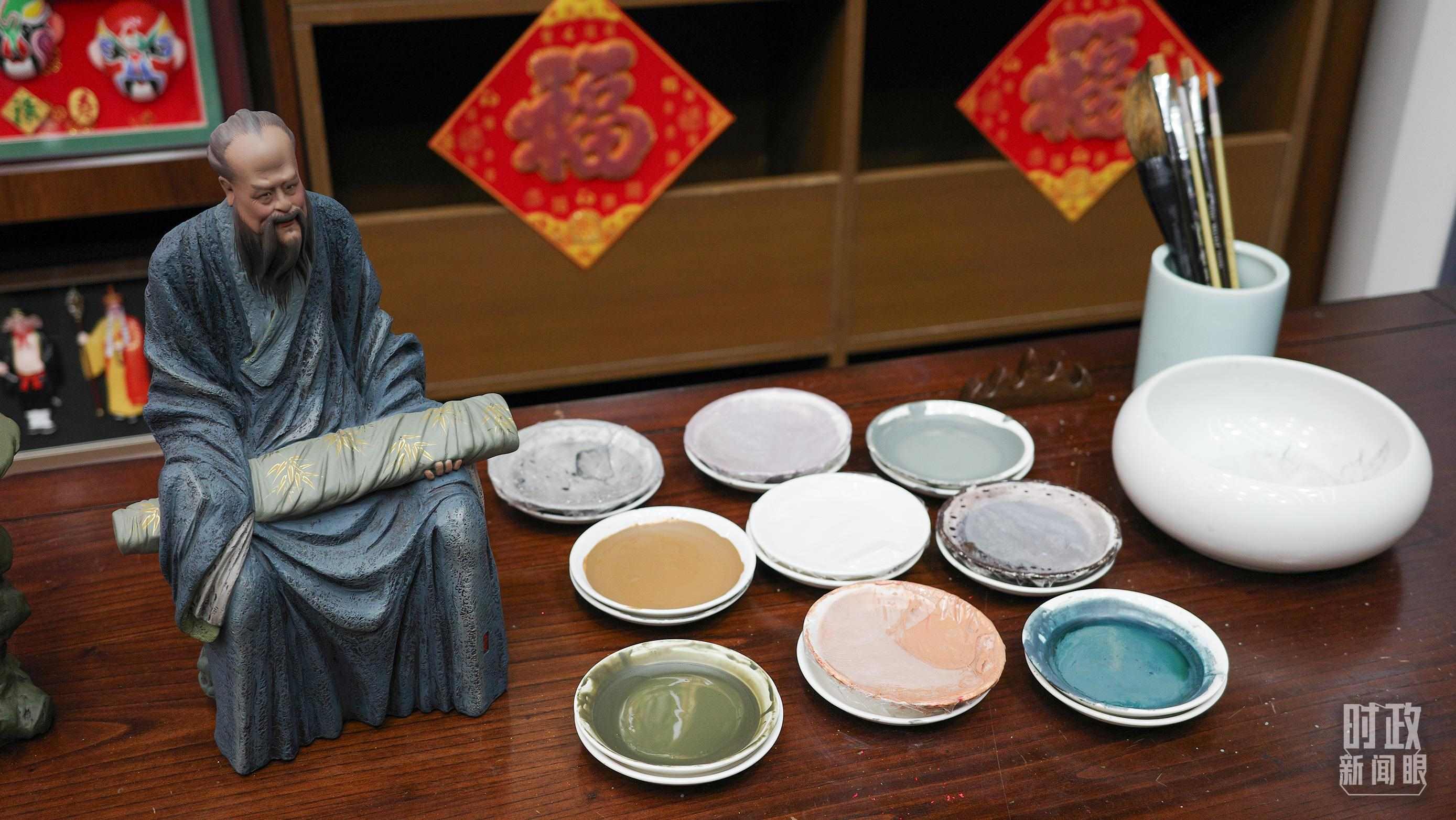 △天津古文化街，泥人張店鋪的上色顏料展示。（總臺央視記者覃思拍攝）