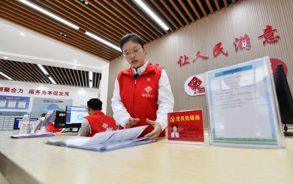 △2023年12月14日，廣西南寧市蟠龍社區(qū)，工作人員在為居民服務(wù)。