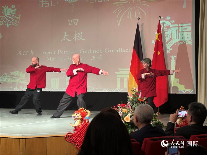 太極，表演者：Ingolf Peters、Gerlinde Gundlach、Markus Stüber