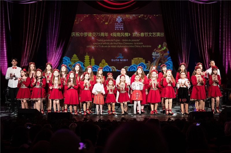 圖為羅小快板兒童合唱團(tuán)在演唱中文歌曲。 中國(guó)駐羅大使館文化處供圖。