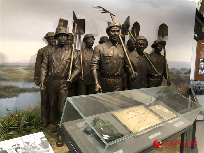 紀(jì)念園中展覽的筑路場景 。人民網(wǎng)記者 黃培昭攝
