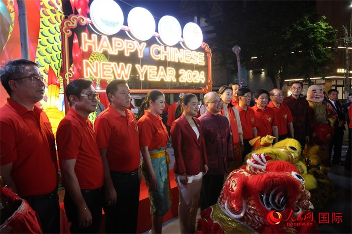 中泰嘉賓在曼谷唐人街耀華力路合影。 人民網(wǎng)記者 張矜若攝