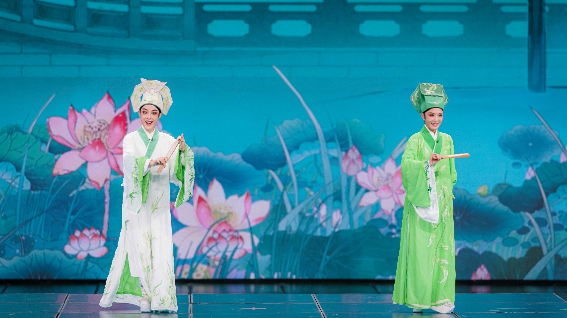 青年越劇演員陳麗君、李云霄彩排現(xiàn)場。主辦方供圖