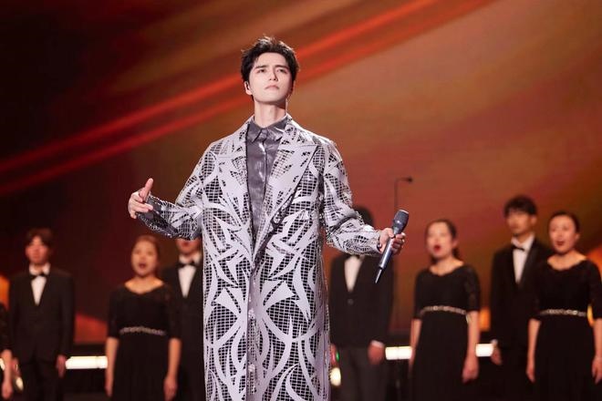 演員李建義、許魏洲和歌手等的音樂(lè)秀《有種浪漫叫中國(guó)航天》