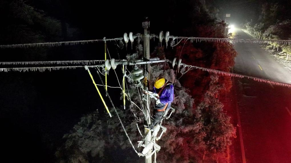 2月5日，電力工人在對供電線路進行搶修。新華社發(fā)