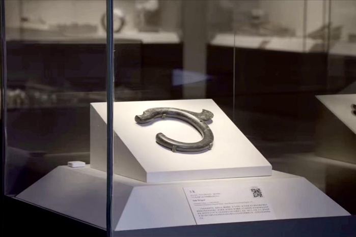 中國(guó)國(guó)家博物館內(nèi)展出的C形玉龍。