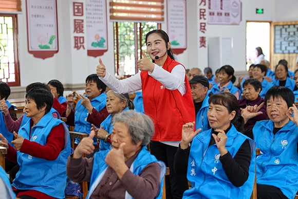 老人們正在學(xué)習(xí)手勢(shì)舞。