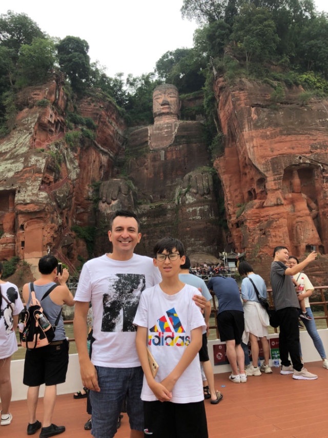 埃爾南多與兒子在廣東佛山。圖片由受訪者提供