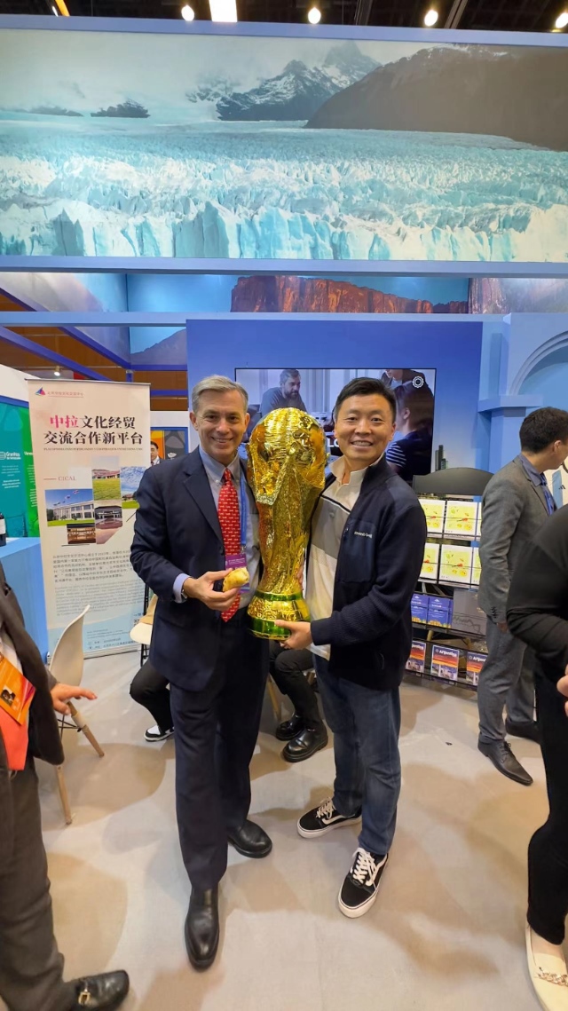 2022年，馬克西米與同事在上海。圖片由受訪者提供
