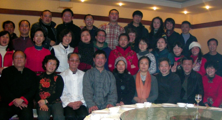 2018年，卡洛斯（二排中間）和武術(shù)學(xué)校的老師同學(xué)一起過春節(jié)。圖片由受訪者提供