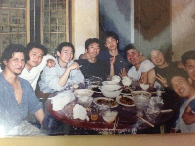 2007 年，卡洛斯·卡斯蒂略（左一）和他的中國朋友在武漢慶祝春節(jié)。圖片由受訪者提供