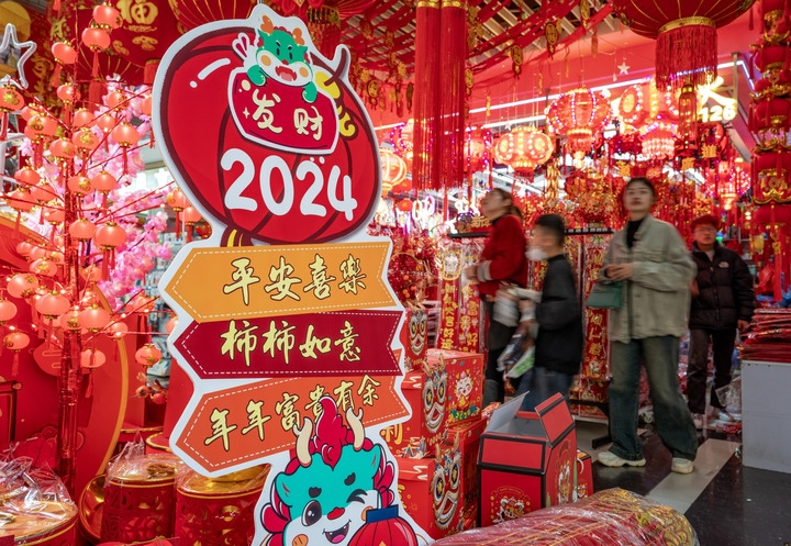 1月11日，顧客在昆明新螺螄灣國(guó)際商貿(mào)城選購(gòu)節(jié)日飾品。新華社記者 陳欣波 攝