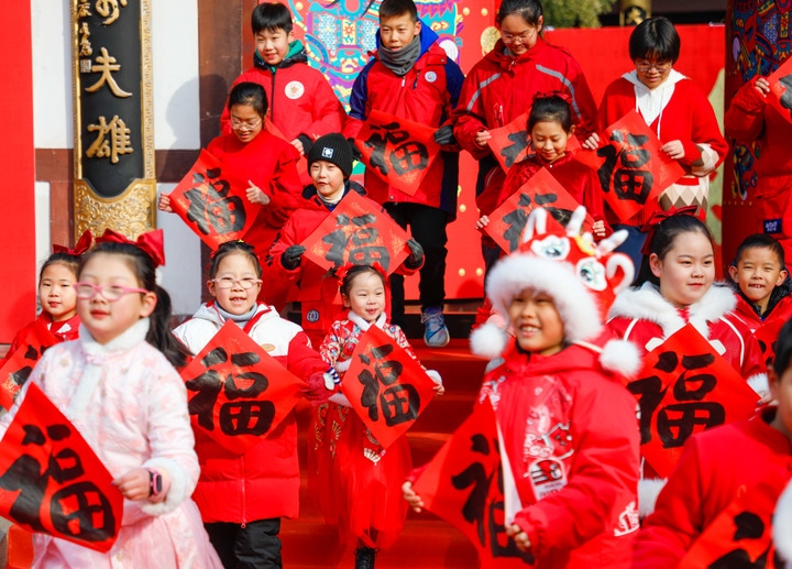 2月2日，小朋友在濟(jì)南五龍?zhí)毒皡^(qū)參加送福字活動(dòng)。新華社發(fā)（徐舟攝）