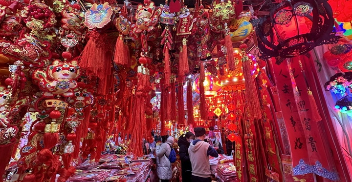 1月19日，市民在北京一商場(chǎng)內(nèi)選購(gòu)春節(jié)裝飾品。新華社記者李欣攝