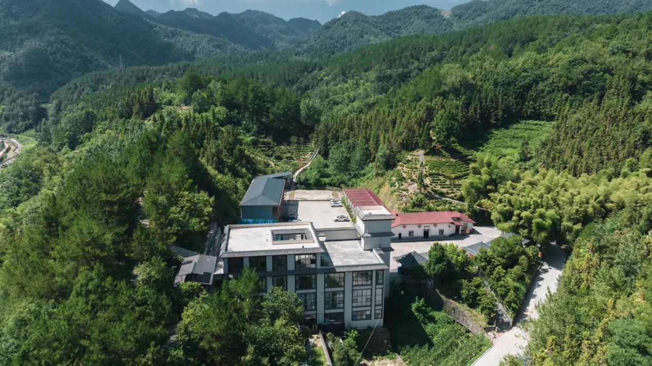 蒿坪鎮(zhèn)金石村“喬家大院”農(nóng)家樂航拍圖。常洪萍供圖