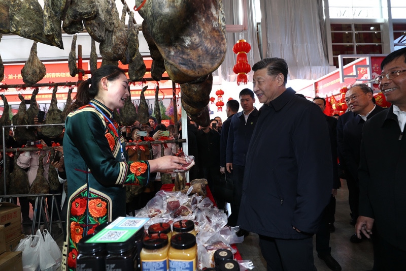 2020年1月19日至21日，中共中央總書記、國家主席、中央軍委主席習(xí)近平來到云南，看望慰問各族干部群眾，向全國人民致以新春祝福。這是20日下午，習(xí)近平在昆明新春購物博覽會年貨街，了解春節(jié)前市場供應(yīng)情況。新華社記者 鞠鵬 攝