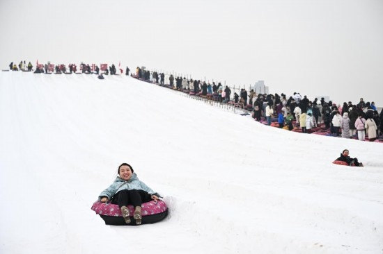 圖為1月18日，市民在內(nèi)蒙古賽馬場滑雪圈。新華社記者 貝赫 攝