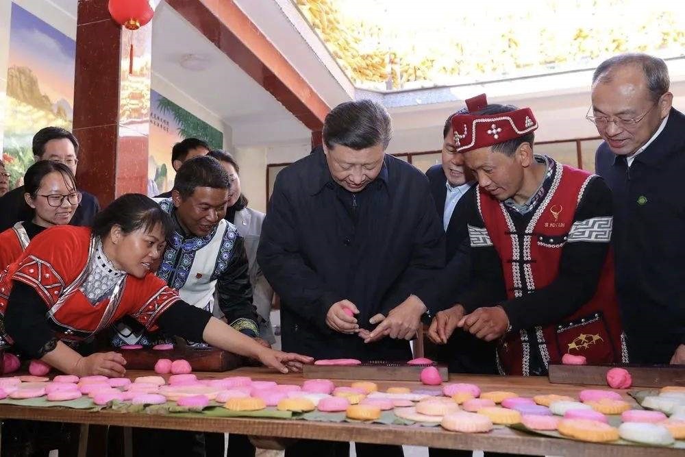 2020年1月19日，習(xí)近平總書記在云南省騰沖市清水鄉(xiāng)三家村中寨司莫拉佤族村，同村民李發(fā)順一家制作當(dāng)?shù)毓?jié)日傳統(tǒng)食品大米粑粑。新華社記者 鞠鵬 攝