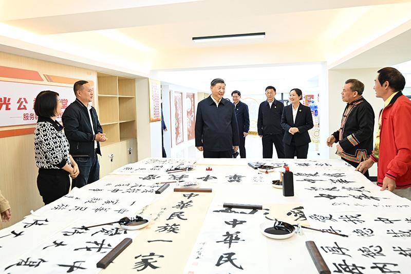 △2023年12月14日，習(xí)近平總書(shū)記在廣西南寧市良慶區(qū)蟠龍社區(qū)黨群服務(wù)中心文體活動(dòng)室同社區(qū)居民親切交流。