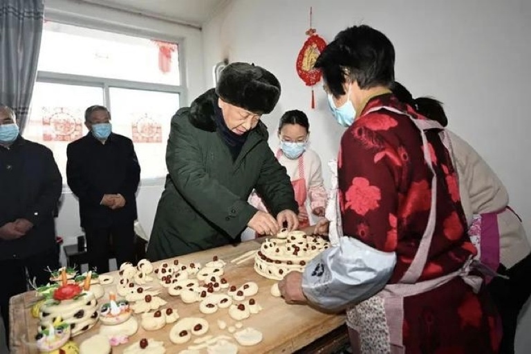 2022年1月26日，習(xí)近平總書記在山西省臨汾市霍州市師莊鄉(xiāng)馮南垣村，同師紅兵一家做年饃。新華社記者 李學(xué)仁 攝
